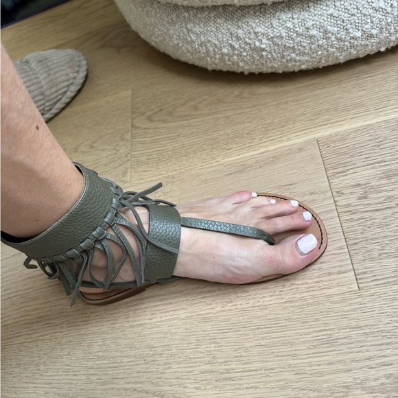 Valentino Khaki green fringe thong leather sandal - Picture 2 of 8